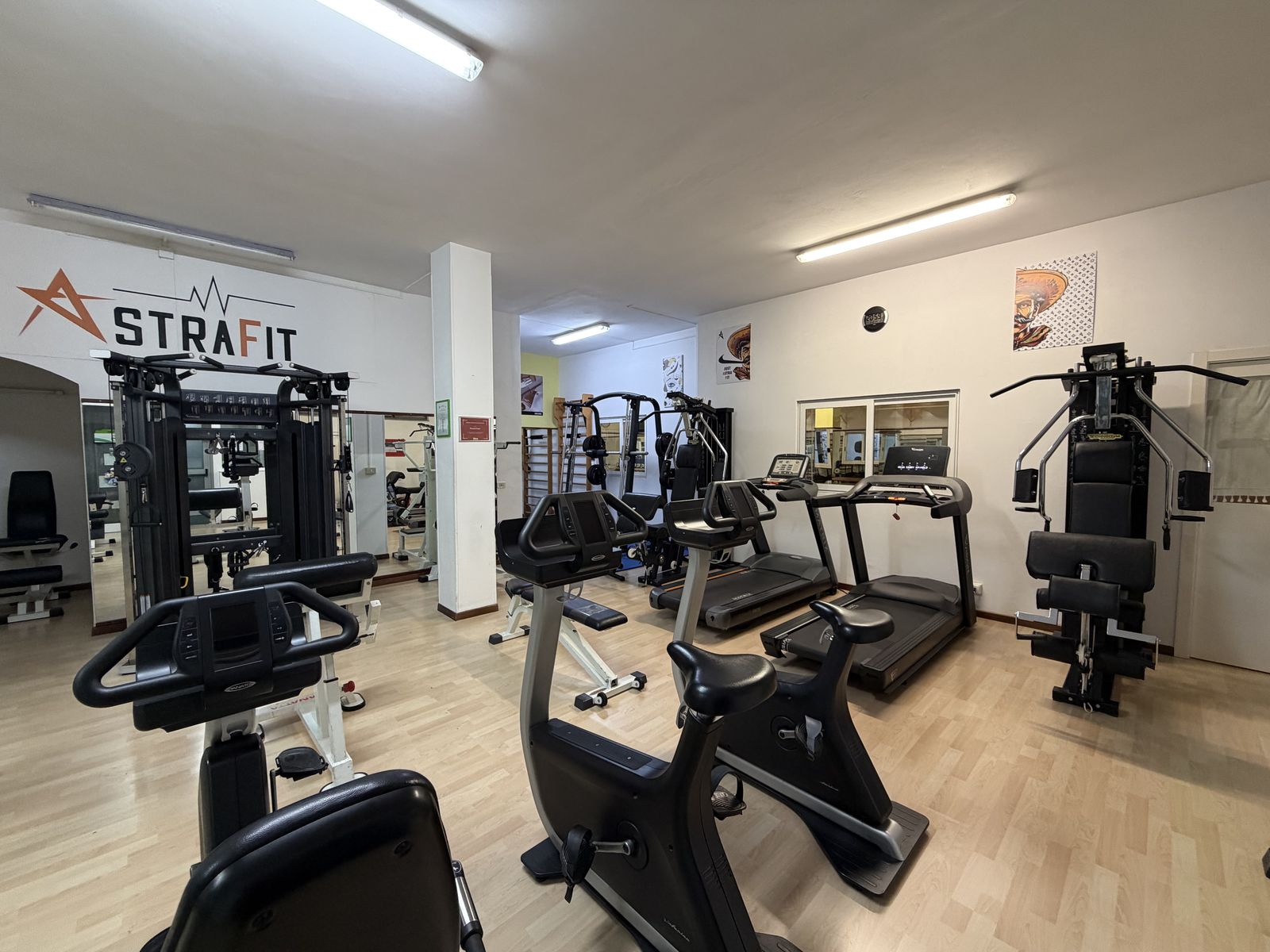 Cyclette, tapis roulant e stazioni multifunzione sotto il logo AstraFit