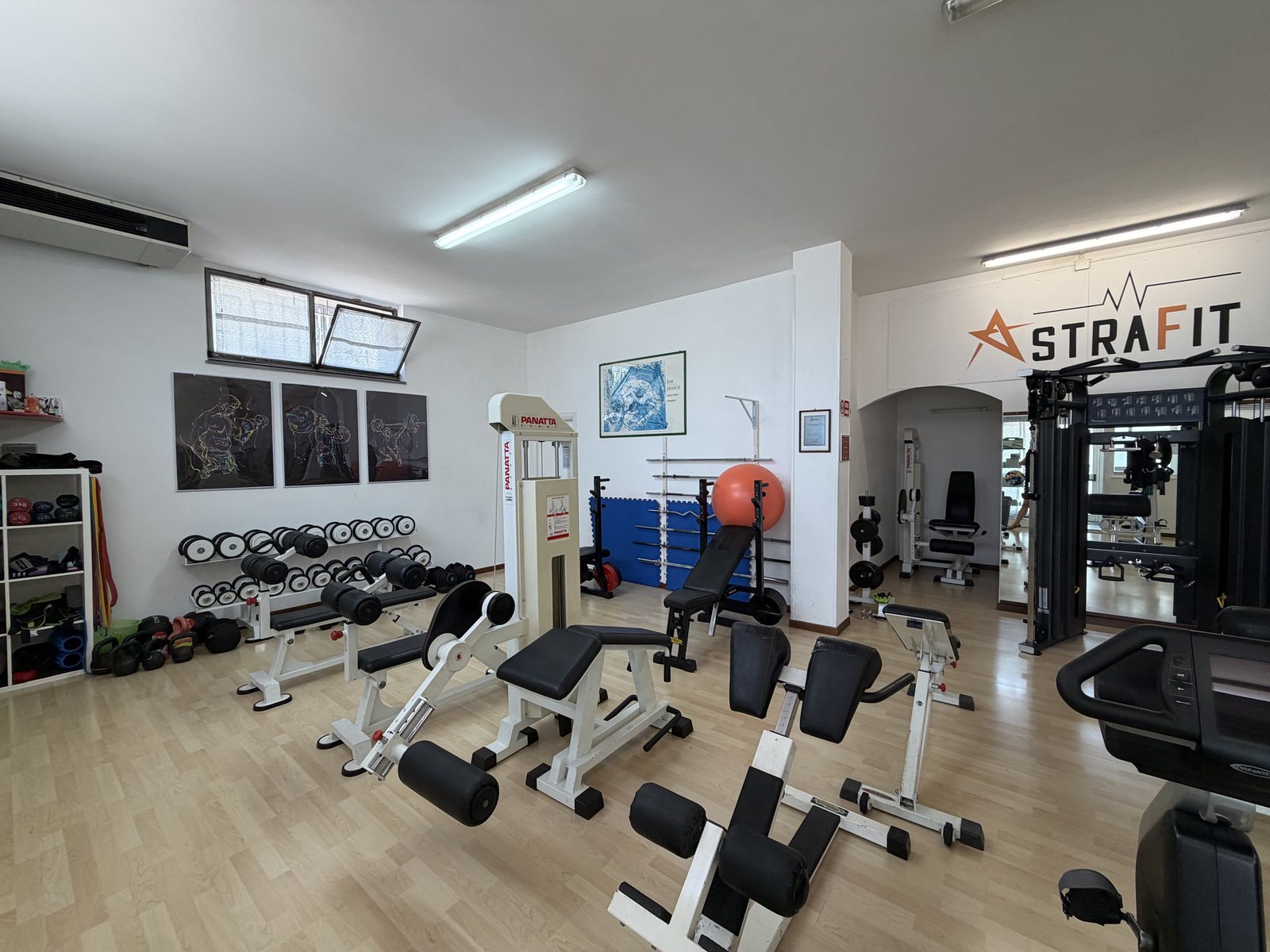 La sala attrezzi AstraFit con pesi e macchine per l'allenamento