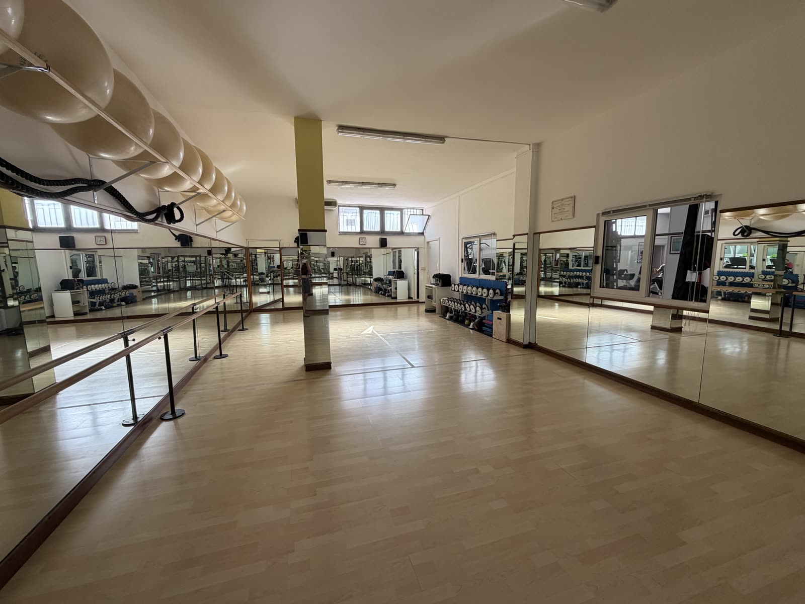 Sala corsi AstraFit: sbarra alla parete e specchi a tutta altezza