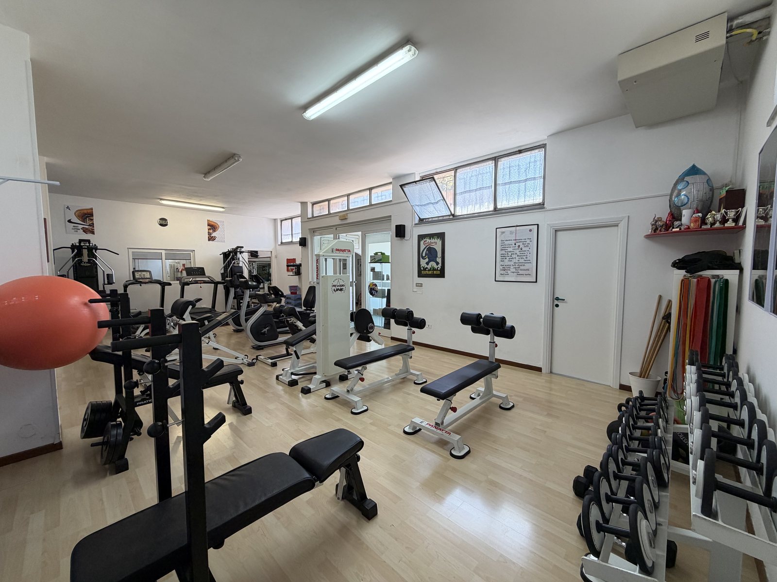 Panche, manubri e macchine nella sala pesi AstraFit