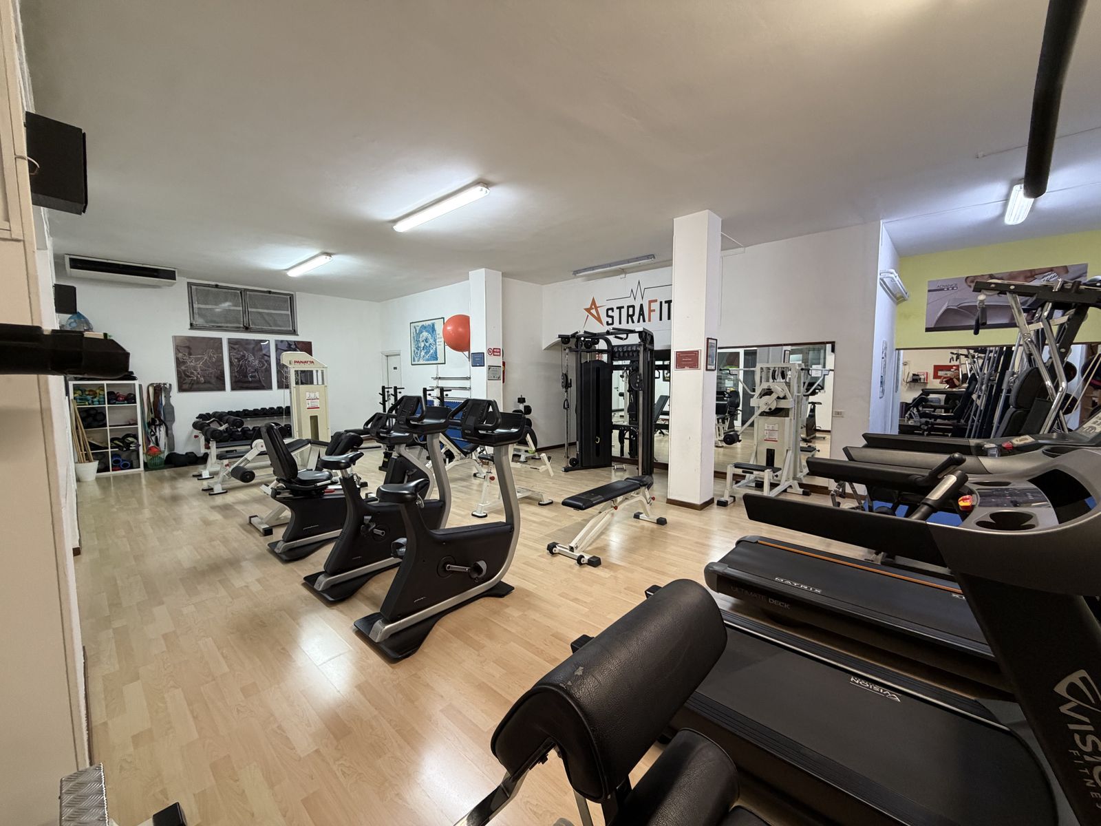 Fila di cyclette e tapis roulant nella zona cardio AstraFit